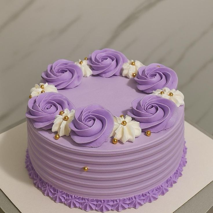 Gâteau d'enfant coloré en forme d'arc-en-ciel